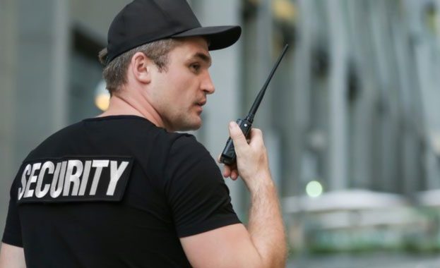 how-to-become-a-security-guard-810x380